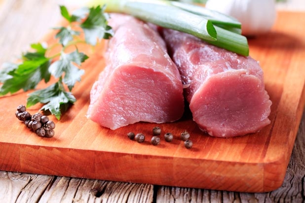Thịt heo cũng là một loại thịt không bao giờ được dùng khi chưa được nấu chín, lý do là vì lợn rất dễ bị nhiễm bệnh sán heo, giun tròn; và sán dây có thể phát triển đến trong ruột của một con lợn, dài đến gần 2 mét!