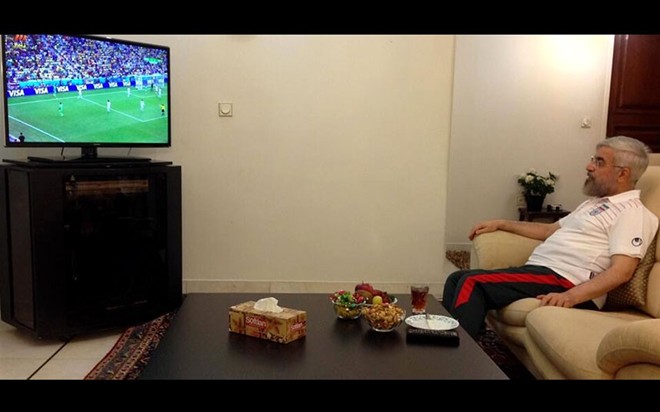 Tổng thống Iran Hassan Rouhani cũng xem tại nhà và cổ vũ cho tuyển Iran đang thi đấu trong mùa World Cup năm nay.