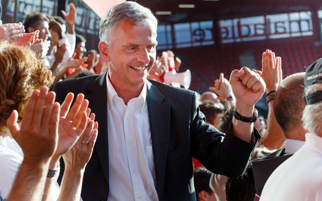 Tổng thống Thụy Sĩ - Didier Burkhalter chia vui với các cầu thủ trong đội tuyển quốc gia sau khi họ giành chiến thắng trước đội tuyển Ecuador.