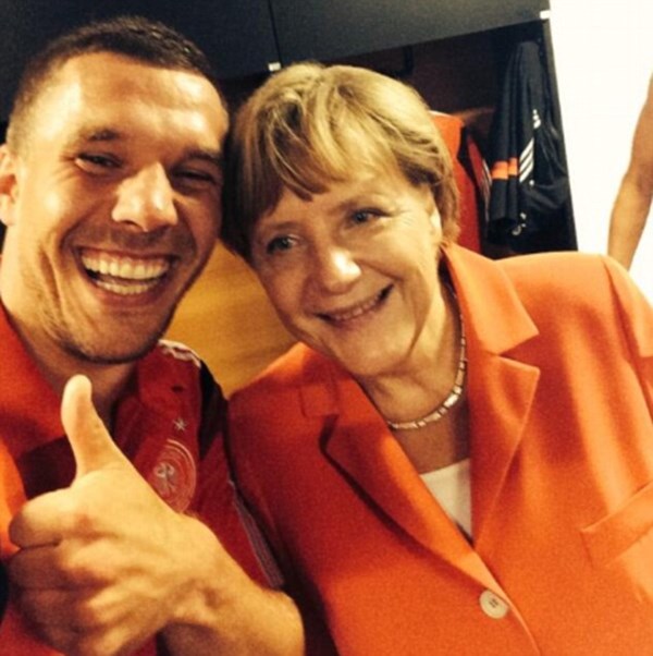Thủ tướng Đức chụp ảnh với Lukas Podolski.