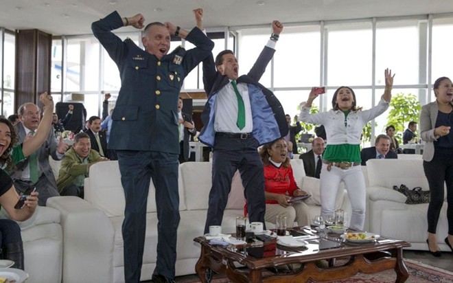 Tổng thống Enrique Pena Nieto của Mexico (phải) và Bộ trưởng Quốc phòng Salvador Zepeda ăn mừng chiến thắng của tuyển Mexico khi đối đầu Croatia với tỉ số 3-1 tại vòng loại trực tiếp.