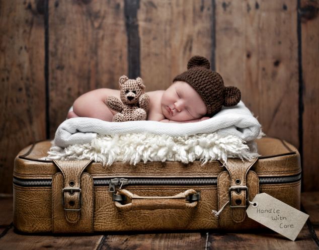 Trong hai tuần đầu tiên sau khi chào đời, trẻ thường cảm thấy thoải mái khi ngủ trong tư thế như thế này.