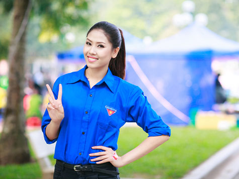 Cô khoe nét khỏe khoắn, xinh tươi trong màu áo thanh niên.
