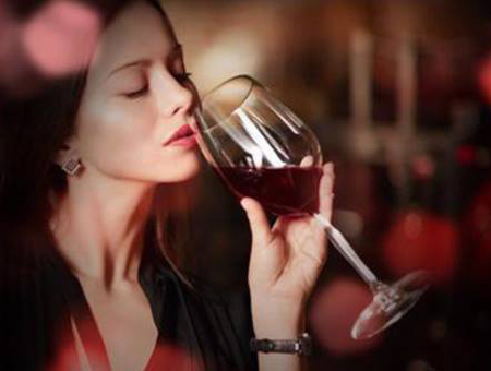 Hãy thư giãn đến mức tối đa có thể bằng cách tắm nước nóng hay nhấp một ly rượu vang nhỏ trước khi thủ dâm.
