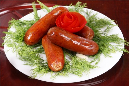Các loại thịt đông lạnh.Bạn có thể nghĩ rằng xúc xích, thịt hun khói, bánh sandwich là bữa ăn lành mạnh cho trẻ.Tuy nhiên, các loại thịt đông lạnh chứa rất nhiều nitrat – chất bảo quản để duy trì màu sắc. Natri nitrat được cho là làm tăng nguy cơ u não, bệnh bạch cầu và ung thư cổ họng.