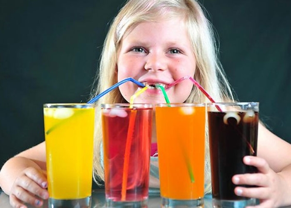 Đồ uống có hương liệu. Mọi người đều biết nước soda và cola không tốt cho sức khỏe, nhưng nhiều đứa trẻ vẫn được phép uống ít nhất một ly mỗi ngày. Soda và cola chứa rất nhiều đường, hương vị, màu sắc nhân tạo và axit ăn mòn men răng. Nước ép trái cây, sữa chua hoa quả đóng hộp cũng chứa rất nhiều chất phụ gia và đường.