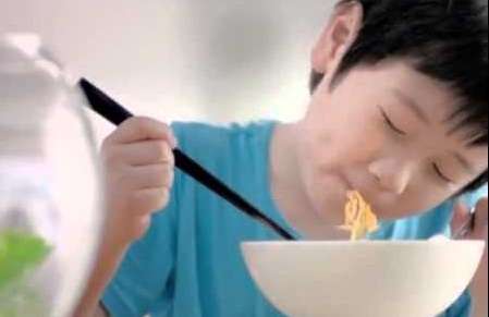 Thực phẩm ăn liền.Mì ăn liền, súp đóng gói được quảng cáo là “chứa nhiều sắt, vitamin, rau”. Tuy nhiên, đây là một trong những thực phẩm có thể gây hại cho trẻ vì chúng chứa hương vị và các hóa chất nhân tạo có thể gây dị ứng và mất cân bằng hormone. Màu nhân tạo là nguyên nhân gây bệnh hen suyễn và đau đầu. Thực phẩm ăn liền cũng chứa quá nhiều muối.