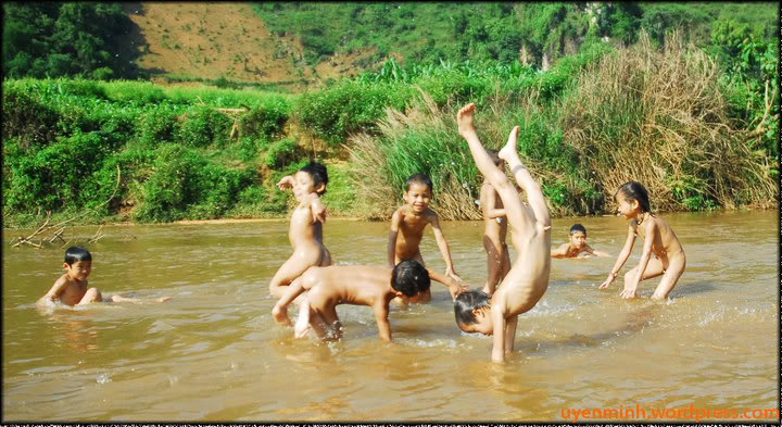 vô tư vui đùa nào biết nắng, biết mưa
