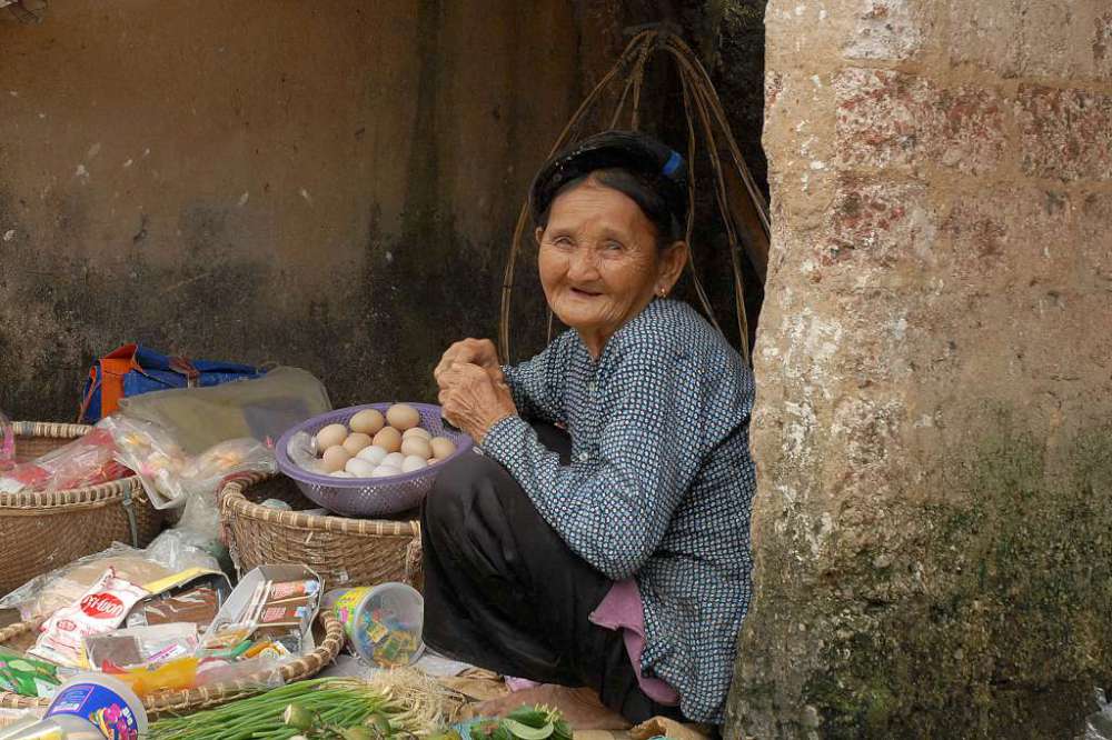 Nụ cười hồn hậu ..."chú ơi , ghé mua ít hàng cho già đi..."