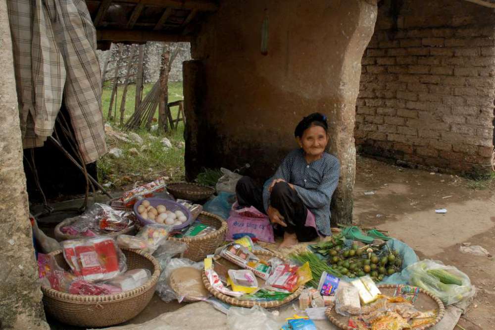 Khuôn mặt hiền hậu của mẹ già thôn quê.