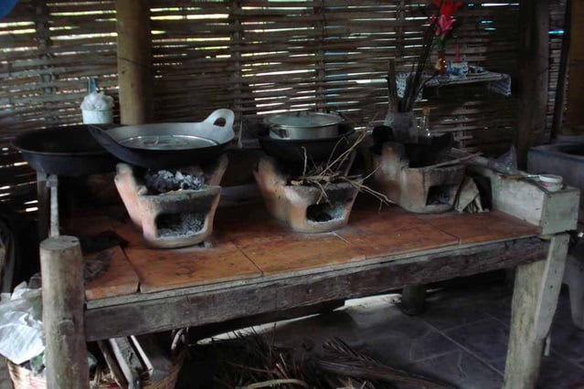 Những bữa cơm chiều ám khói lam