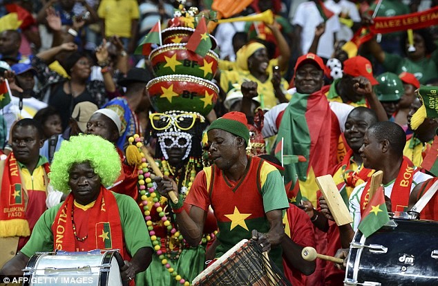 CĐV Ghana này phải chăng là một thầy phù thủy đến trợ giúp đội nhà.