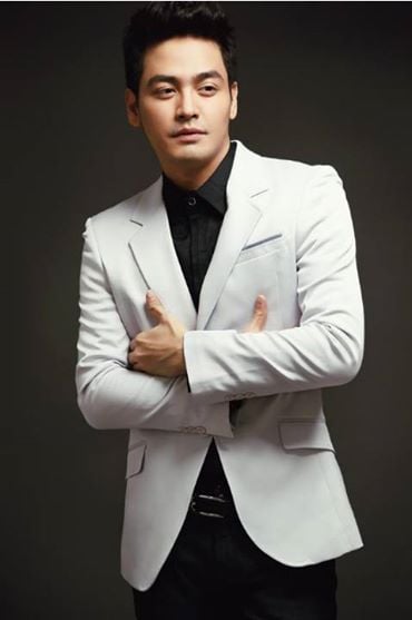MC Phan Anh làm quý ông lịch lãm để chuẩn bị tham dự chương trình "Bữa trưa vui vẻ" VTV6 vào trưa 11-6.