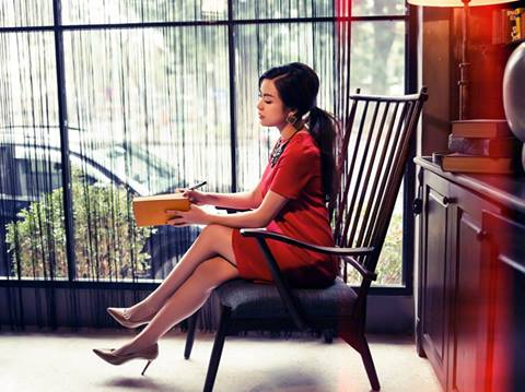 Hoàng Thùy Linh sang trọng và gợi cảm trong bộ váy đỏ kín đáo, lịch sự.