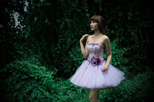 Khánh Ngọc như một nàng công chúa bị lạc trong rừng.