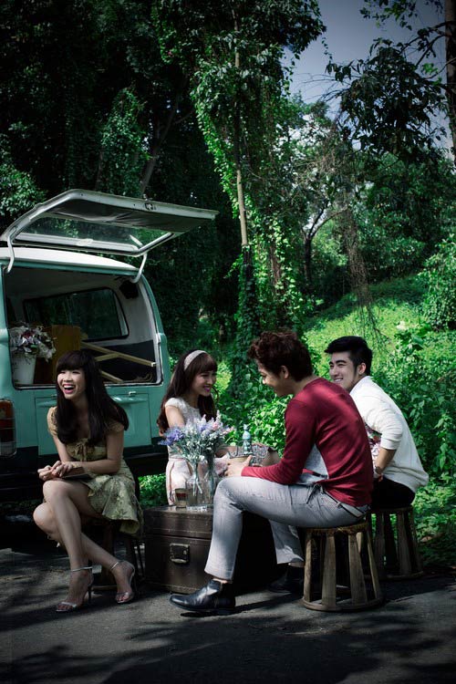Huỳnh Nu cười thoải mái trong khi Khánh Ngọc khá ngại ngùng.