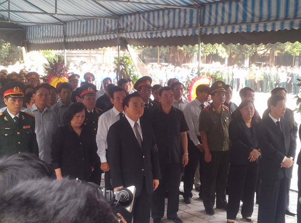 Phó Thủ tướng Hoàng Trung Hải vào viếng