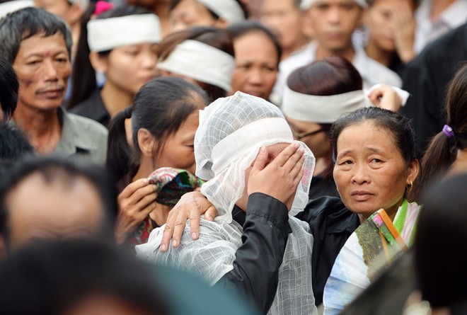 Đám tang thê lương với những tiếng khóc ai oán.