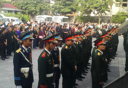 Những đồng đội có mặt đông đủ để đưa tiễn các anh về nơi an nghỉ cuối cùng trong nước mắt tiếc thương.