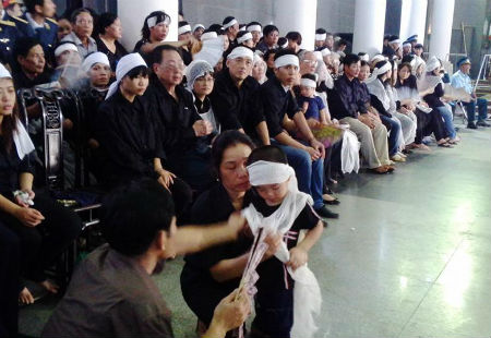 Người thân trào nước mắt thương tiếc, đau đớn khi sự ra đi quá bất ngờ của chồng, con, em mình.