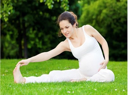 Giảm sự khó chịu khi mang thai. Việc tập thể dục thường xuyên không chỉ giúp tăng cường các cơ bắp mà còn giúp bạn đối phó với chứng đau nhức trong thai kỳ. Tập thẻ dục trong thai kỳ giúp giảm bớt các cơn đau lưng, đi bộ giúp cải thiện sự lưu thông máu và bơi lội có thể giúp ích cho cơ bụng của bạn.