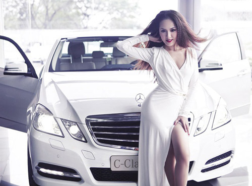Phương Linh bên chiếc C- Class.