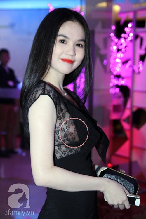 Phần ren quá mỏng và trong khiến cho miếng dán ngực của Ngọc Trinh lồ lộ trước ánh mắt bao người.