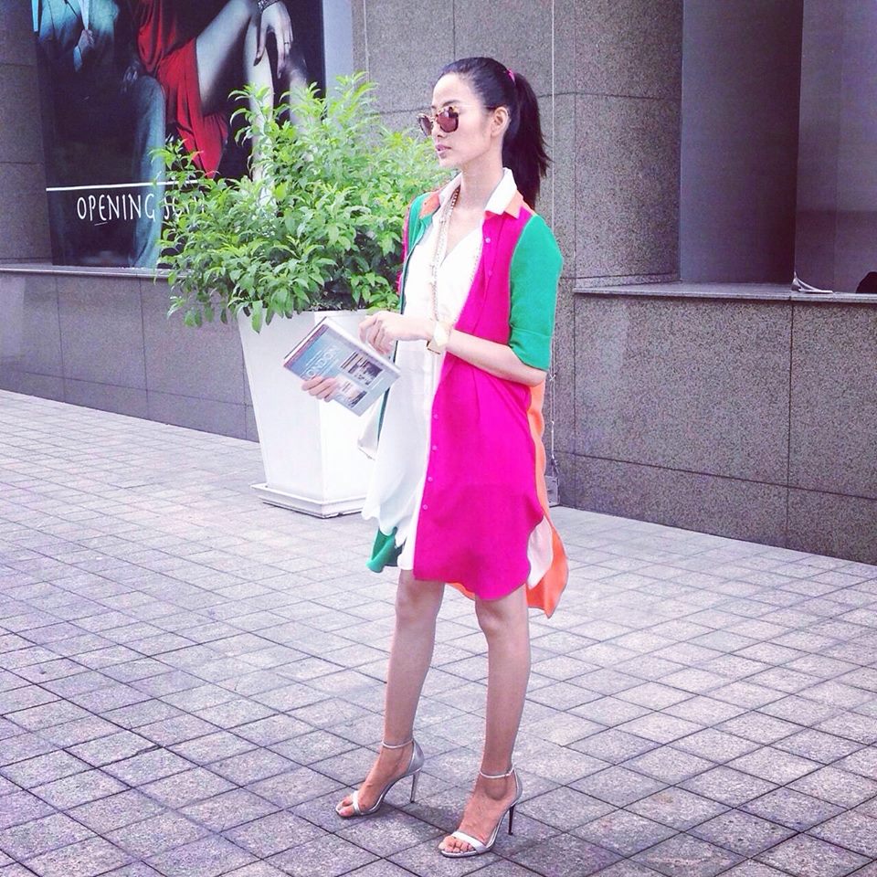 Hoàng Thùy ấn tượng với chiếc sơ mi nhiều màu của Nhà Thiết kế Đỗ Mạnh Cường.
