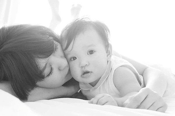 Dù trải qua thời gian dài không hoạt động nghệ thuật nhưng tên tuổi hot girl đời đầu này vẫn có sức hút nhất định, nhiều người khen ngợi ngoại hình sang trọng, mặn mà của bà mẹ một con hiện tại.
