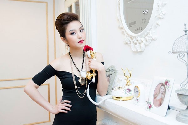 Mi Vân - hot girl Hà Thành sớm an phận với vai trò làm vợ, làm mẹ những năm 2010 cũng được công chúng chú ý, quan tâm trở lại khi  xuất hiện trên các tờ báo, tạp chí với hình ảnh bà mẹ một con, mặn mà, quyến rũ.