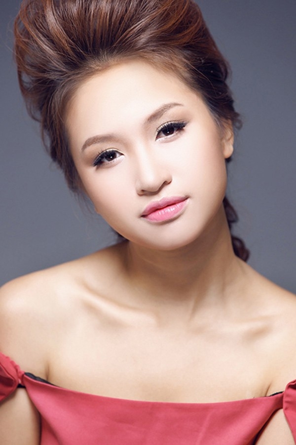 Vân Hugo đã thật sự thành công trong tiêu chí sống ấy. Hiện tại, cô là một trong những bà mẹ đơn thân quyến rũ nhất làng giải trí Việt. Vân luôn khiến cho các cô gái trẻ ngoái nhìn, ao ước với nhan sắc mặn mà.