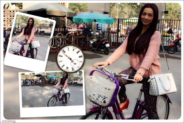 Cựu người mẫu Thúy Hằng trẻ trung đi chiếc xe đạp màu tím.