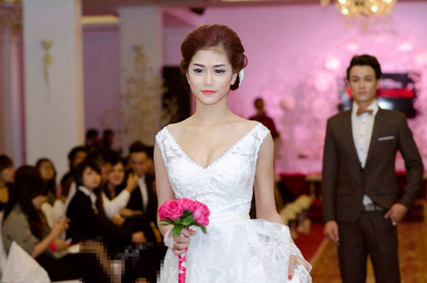 Cô từng diện váy cưới cô dâu xinh đẹp.