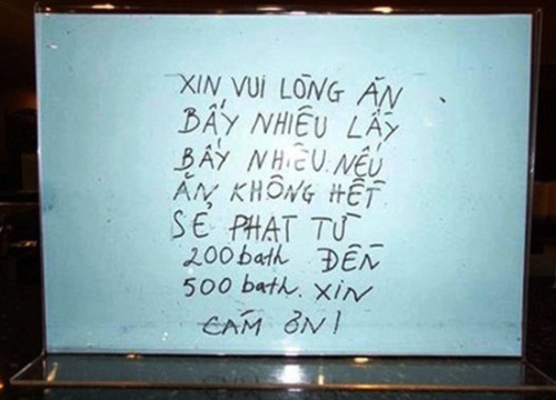 Biển cấm lấy thừa đồ ăn trong các bữa buffet ở Thái Lan.