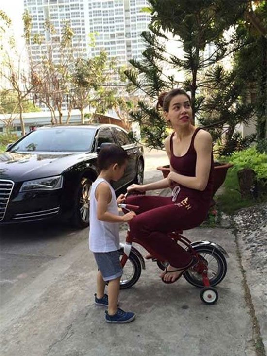 Hà Hồ mượn xe của con trai để ngồi nghỉ.