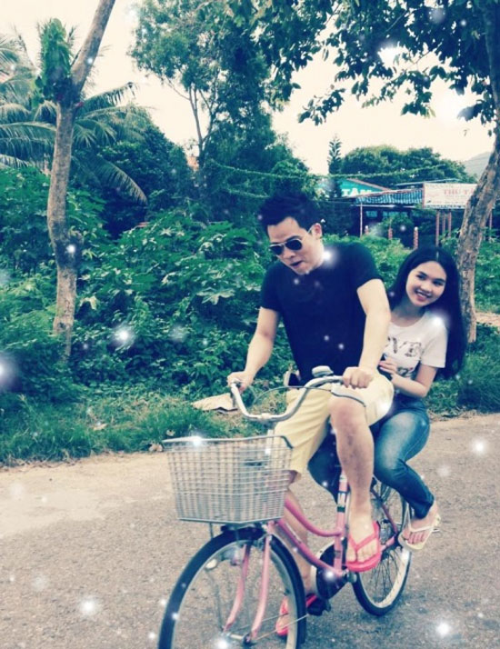 "Ông bầu" Khắc Tiệp lãng mạn lai cô người mẫu cưng của mình bằng xe đạp màu hồng.