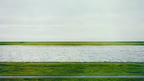 Bức ảnh đắt nhất là Rhein II giá 4 triệu USD. Mặc dù nhiếp ảnh gia Andreas Gursky nổi tiếng với những cảnh vật đầy màu sắc nhưng bức ảnh chụp sông Rhein của Đức này chỉ có màu xanh và ghi.
