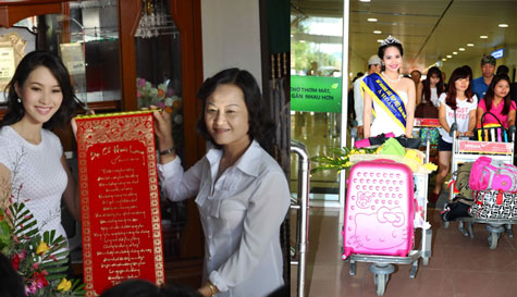 Người đẹp này có màn trở về hoành tráng như những hoa hậu đăng quang các cuộc thi hoành tráng.