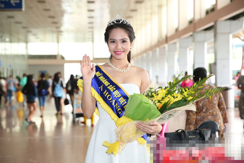 Khi mà người bạn cùng thi vứt danh hiệu vào xe rác thì người giành giải nhì của cuộc thi này là Dương Kim Ánh lại có màn trở về rạng rỡ. Dương Kim Ánh sinh năm 1994, cao 1.72m và đến từ TP. Hồ Chí Minh.
