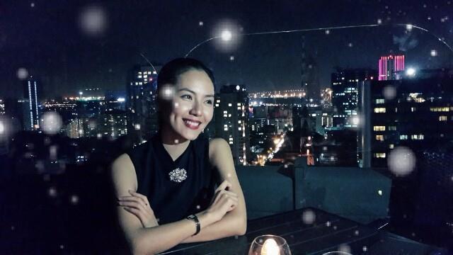Phương Linh tươi tắn cafe với bạn bè.