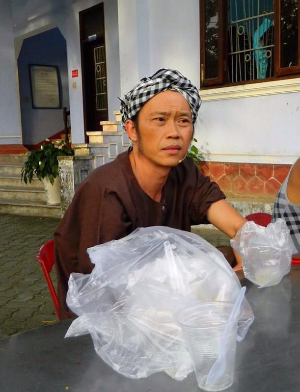 Danh hài Hoài Linh tâm sự đời nghệ sĩ với mùa mưa: "Mùa mưa tới, trước giờ diễn ngồi nhìn trời cầu khấn xin đừng mưa. Khấn xong ăn chưa hết tô bún, nghe bên hàng xóm hát "trời không mưa, anh cũng lạy trời mưa" . Haiz ........nếu anh làm nghệ sĩ đi rồi anh thấy "hiệu quả" của câu hát này .