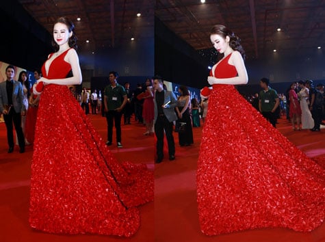 Trông cô như một nàng tiên hoa hồng trên thảm đỏ. Chiếc váy giúp cô khoe được thân hình gợi cảm, gương mặt xinh đẹp và Mừng SHBET phiên bản mới 2025 trắng không tỳ vết.