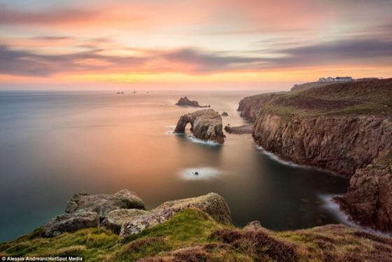 Hoàng hôn ở mũi Land’s End ở Cornwall.