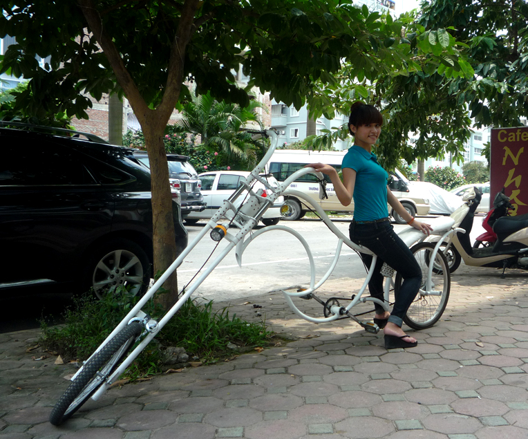 Chiếc xe đạp dài thế này sao đi nổi?