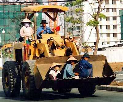 Nếu cần người ta hoàn toàn có thể biến máy ủi thành phương tiện đi dạo phố.