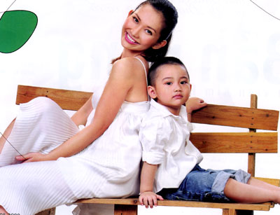Diễn viên Kim Hiền. Chia tay chỉ sau kết hôn thời gian rất ngắn, Kim Hiền làm cho giới truyền thông tốn không ít giấy mực về chuyện tình của cô. Sau ly hôn, Kim Hiền sớm lấy lại thăng bằng để giành thời gian chăm sóc con trai và tham gia các hoạt động giải trí. Người đẹp này cũng làm cho khá nhiều người ngưỡng mộ bởi sắc đẹp ngày một tỏa sáng và trẻ trung hơn kể từ sau khi ly hôn.