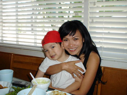 Phương Thanh. Từng phải đối diện với không ít lời xì xào từ dư luận khi quyết định làm bà mẹ đơn thân, Phương Thanh vẫn sống một cách mạnh mẽ, lạc quan.Trong suốt quãng thời gian dài, nữ ca sĩ “Trống vắng” quyết tâm không để lộ ảnh con gái cũng như “người đàn ông trong bóng đêm” của mình. Rất nhiều khán giả bày tỏ sự khâm phục dành cho Phương Thanh khi cô đã không để những thị phi, rắc rối của giới showbiz chạm được tới thiên thần nhỏ của mình.