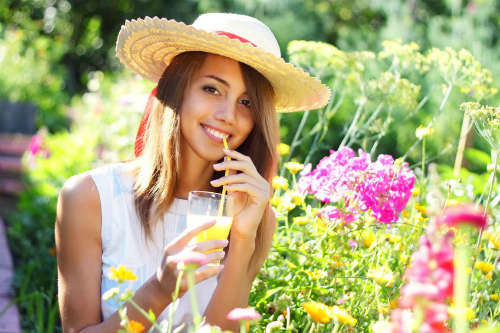 Sinh tố dứa. Đây là một loại thức uống thanh nhiệt và là nguồn chất chống oxy hóa tự nhiên. Với việc thưởng thức chúng vào mỗi buổi sáng, bạn sẽ cảm thấy sự khác biệt trong chưa đầy một tuần.