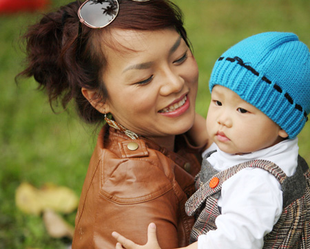 Thái Thùy Linh. Thái Thùy Linh là nữ ca sĩ thứ hai gây bất ngờ với khán giả bằng việc tuyên bố đã có con gái đầu lòng gần một tuổi dù vẫn chưa… lấy chồng. Cho đến tận bây giờ, Thái Thùy Linh vẫn cảm thấy hạnh phúc khi không hối hận với quyết định làm mẹ đơn thân. Bé Nếp con cô (tên đầy đủ là Vũ Thái An) càng lớn càng có nhiều nét giống mẹ từ ánh mắt, khuôn mặt đến Shbet123 Link Vào ShBet Mới Nhất xoăn dễ thương.