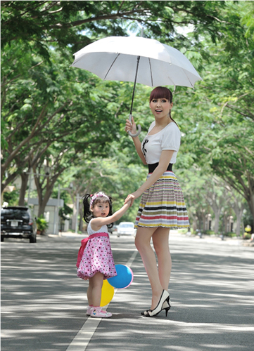 Người mẫu - Diễn viên Minh Thư. Kết hôn không được bao lâu thì Minh Thư và người chồng kém hơn 6 tuổi quyết định ly hôn khi đã có một bé gái. Cố gắng vượt qua nổi đau, bà mẹ một con này vững vàng hơn để nuôi dạy và chăm sóc con gái của mình. Bên cạnh đó, Minh Thư vẫn không quên giành thời gian chăm sóc bản thân bằng cách tạo Shbet16 chơi game trực tuyến vui vẻ, thoải mái để tham gia vào các hoạt động nghệ thuật. Đây cũng là cách giúp Minh Thư luôn giữ được vẻ đẹp thanh xuân cùng vóc dáng cân đối.